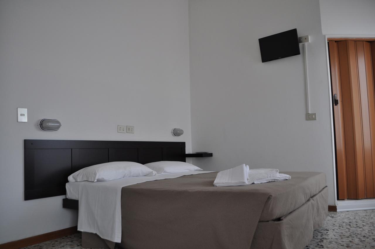 Hotel Urano Cattolica Luaran gambar