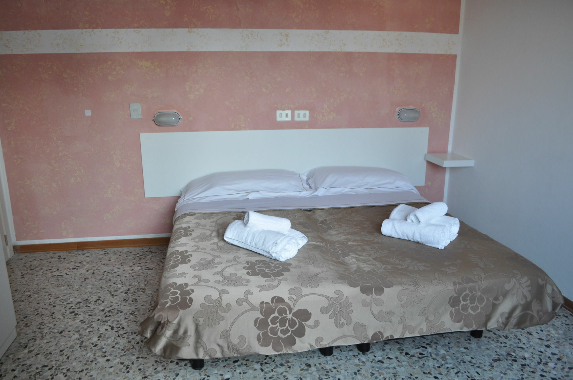 Hotel Urano Cattolica Luaran gambar